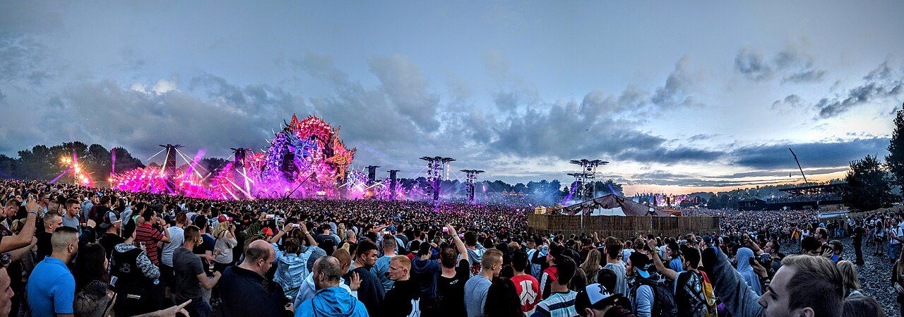 Público en un festival frente al escenario